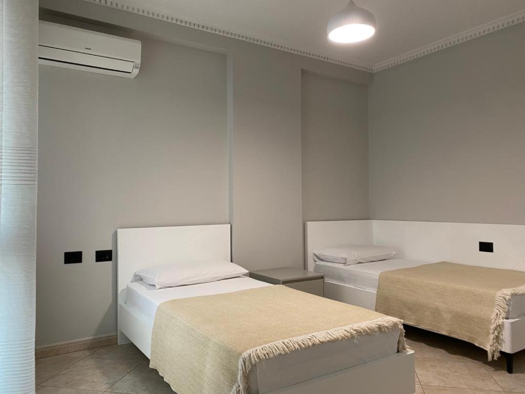 Laureta Central Apartment Tirana Exteriör bild